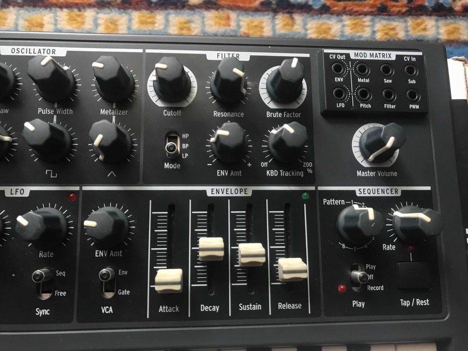 Sintetizator analog - Arturia Microbrute + Decksaver