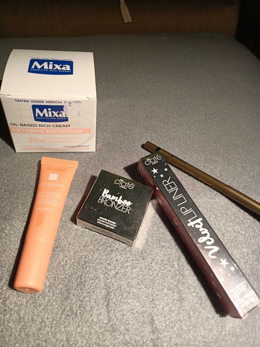 Неупотребявана козметика от кутии