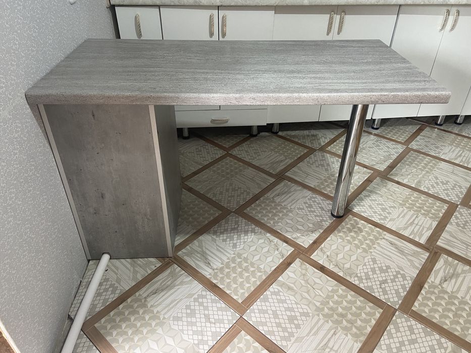 Стол с тумбочкой