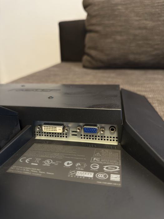 Monitor ASUS patrat