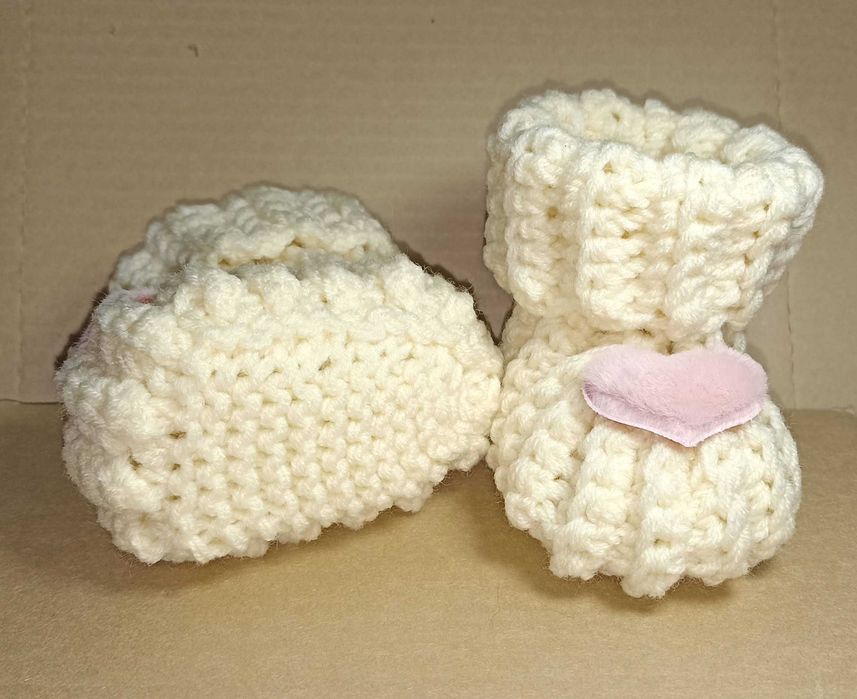 Вязаные пинетки для малыша с декором сердечко