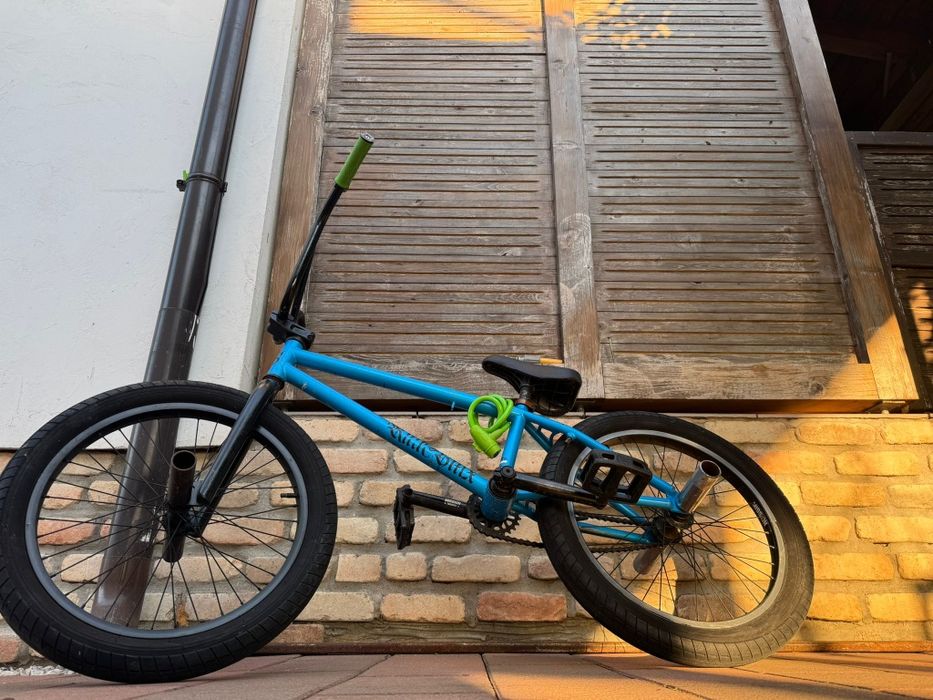 Vând bicicletă BMX