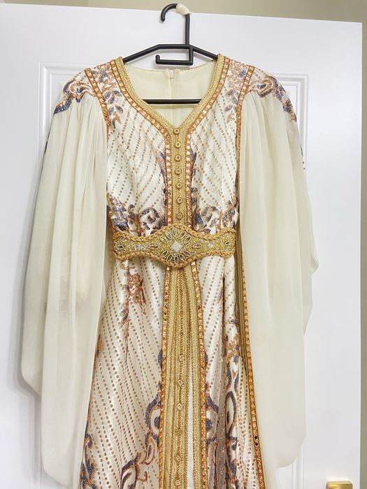 Продам красивые вечерние платья!