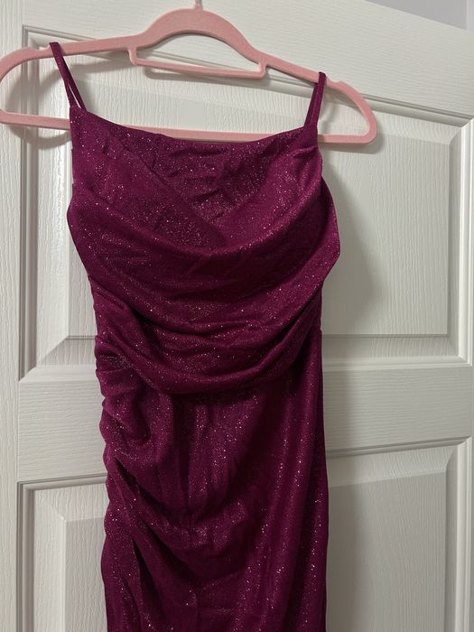 Дълга официална рокля.Носена е само веднъж.