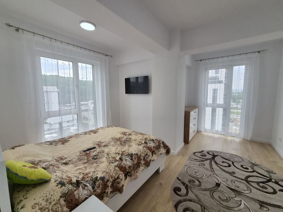 Vând apartament cu trei camere în bloc nou mobilat si utilat