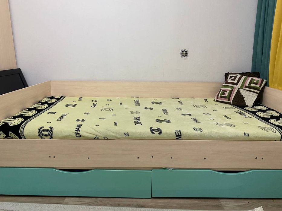 Две кровати и тумбочка