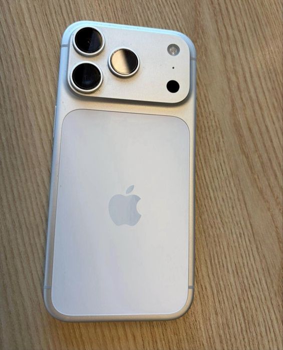 Vând iphone 17 pro
