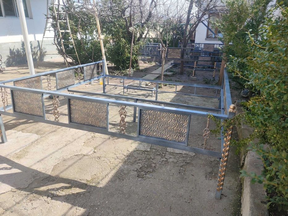 Продается тапчан размер 3м на 3 м. Без досок.