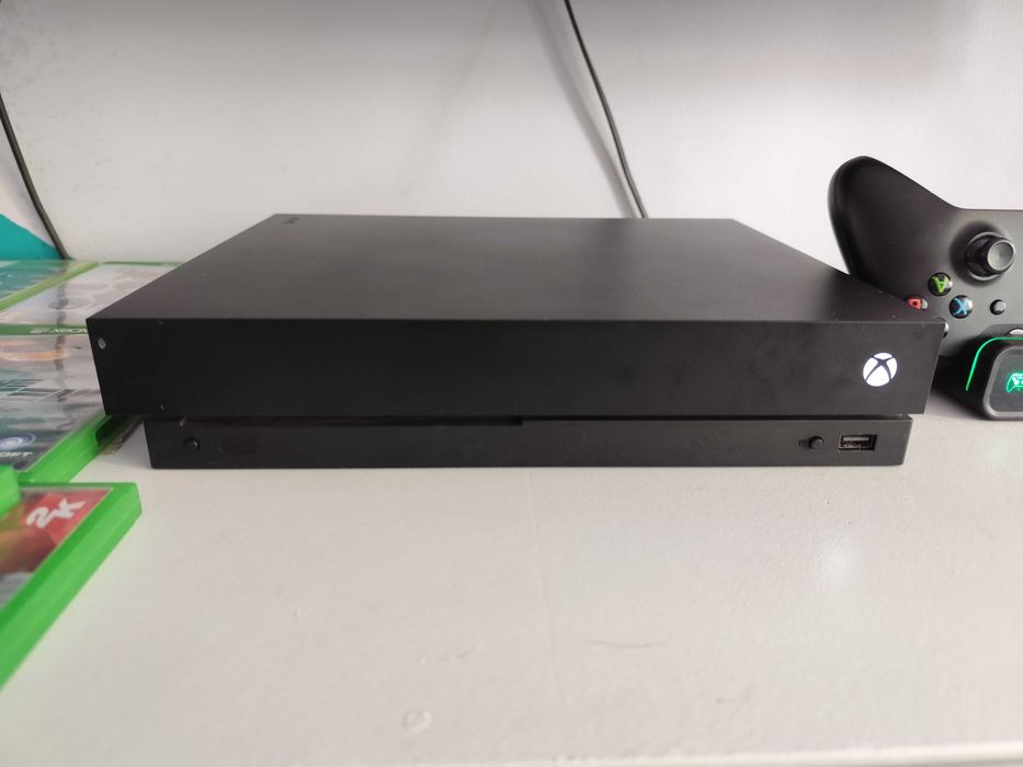 Xbox One X 1TB + игри