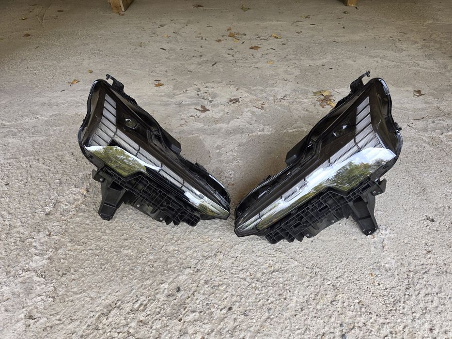 Volvo EX30 ляв и десен фар