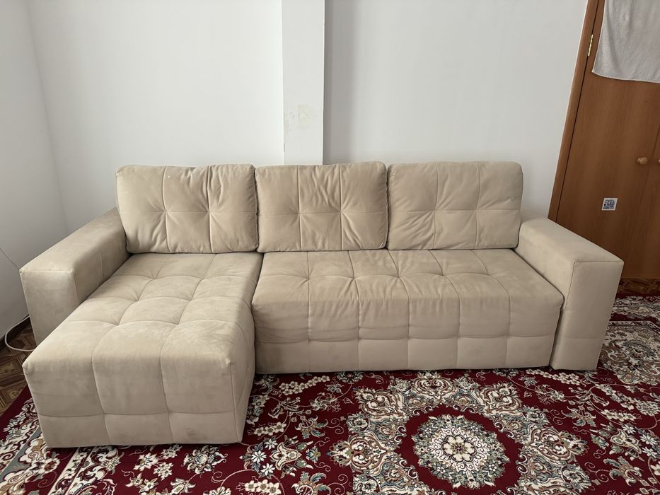 Диван бежевый уютный