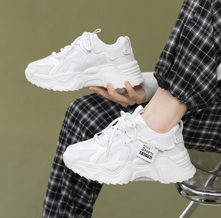 Katta jinsiy oyinchoqlar aks ettirilgan porno videolar