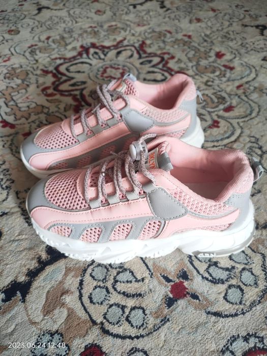 Продам детские  кроссовки,  размер  35