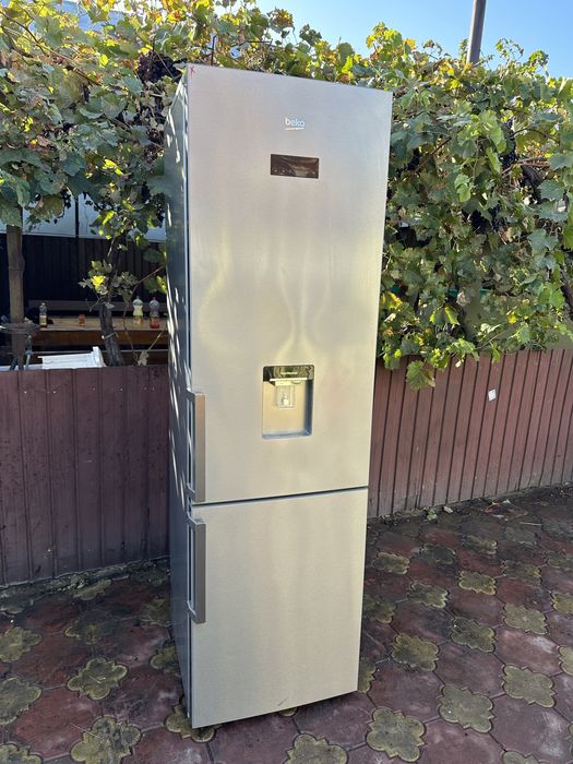 Vând frigider Beko 2 metri impecabil