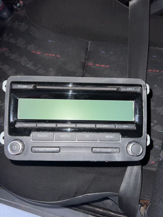 Продавам оригинално радио/CD за VW Golf 6