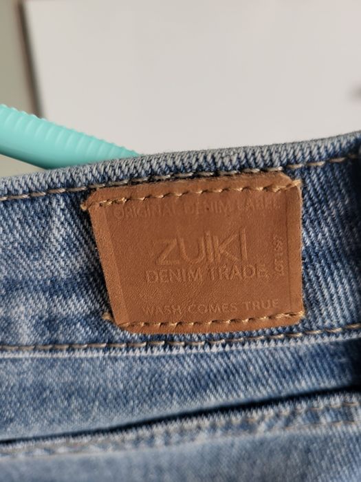 Fusta de blugi cu nasturi în față