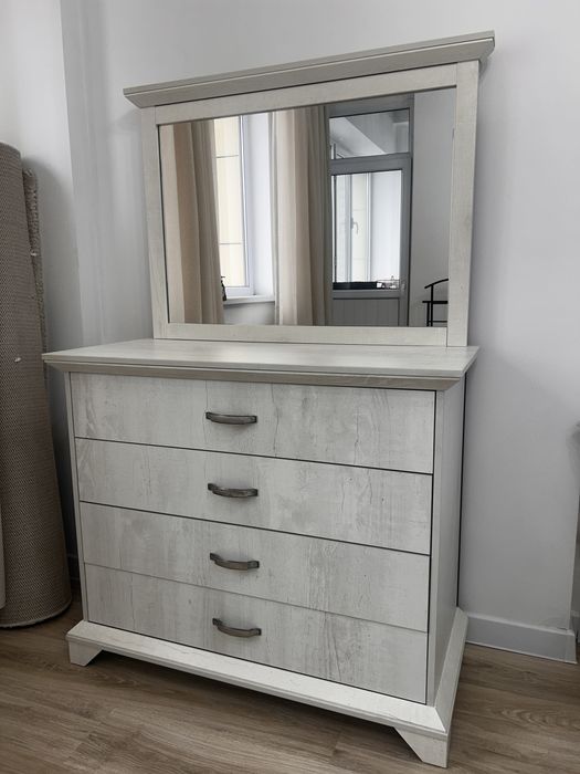 Комод с выдвижными ящиками