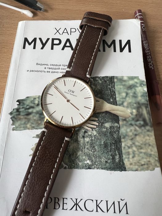 Часы DW работают как часы .