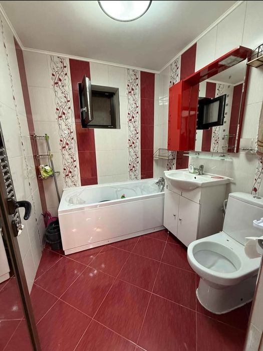 Apartament 3 camere dec, conf 1, etaj 2, str Rosiori PiataMare