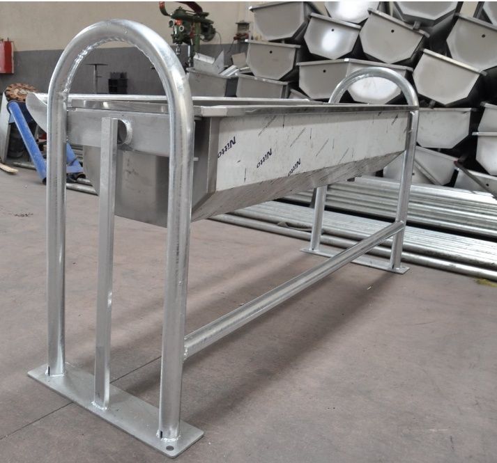 Наклонная поилка для животных
Емкость для питья воды изготовлена из не