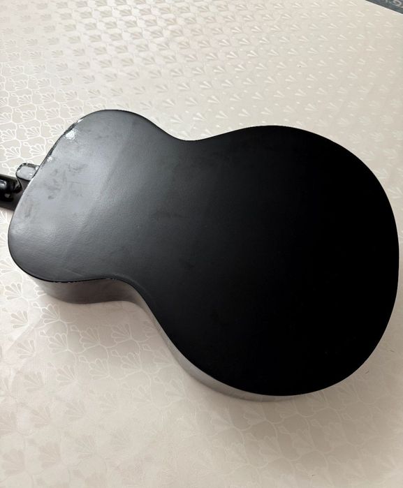 Классицеская гитара со струнами и каподастором