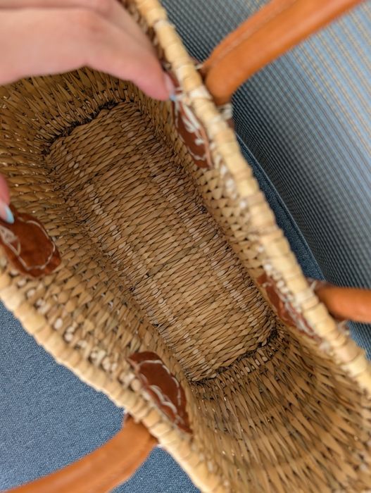 Плетена кошница с кожени дръжки