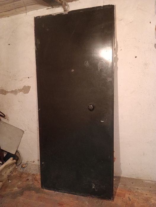 Продается железная дверь в отличном состоянии