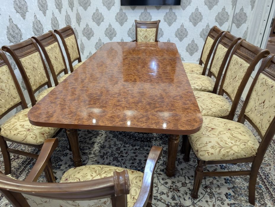 Продается стол со стульями