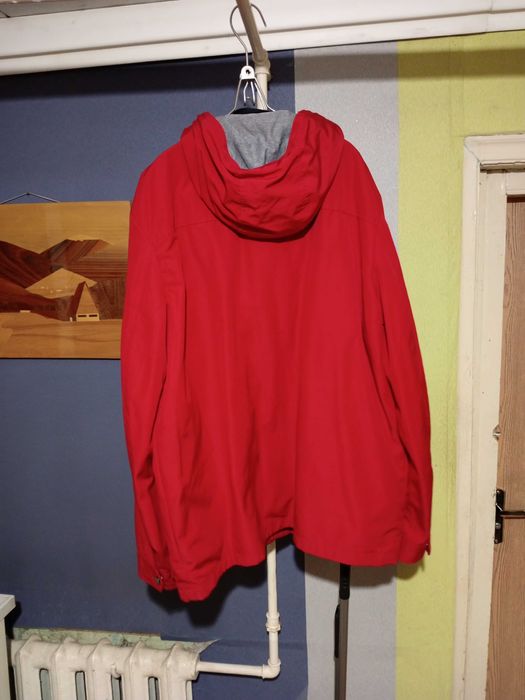 Ветровка красного цвета