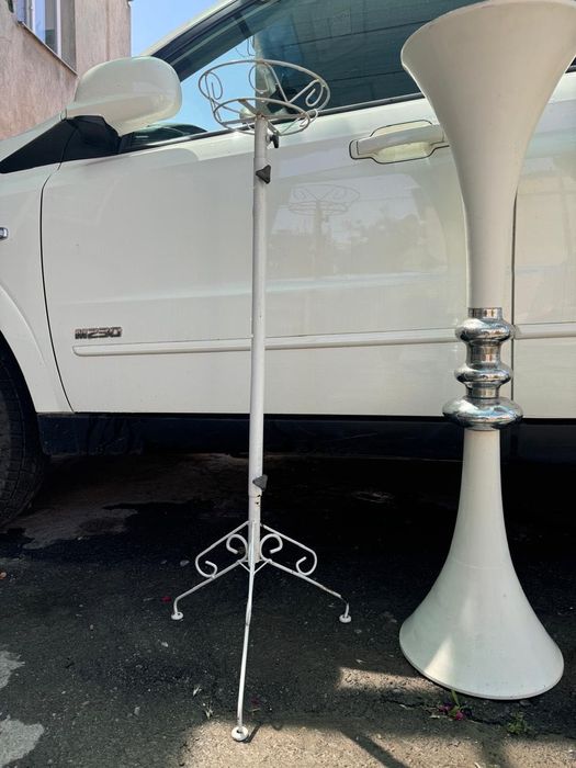 Продается стойка белая металлическая!