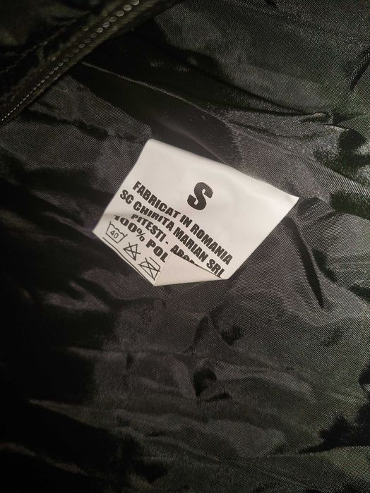 Vestă grosuță negru cu galben noua cu etichetă cu puf