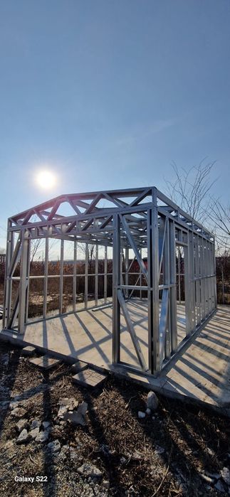 Garaj de 24mp din structura metalica usoara si panouri izolate