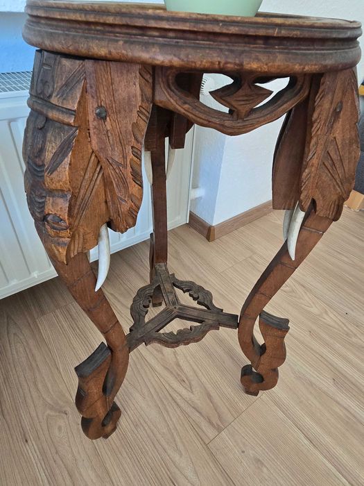 Стара масичка за цветя.