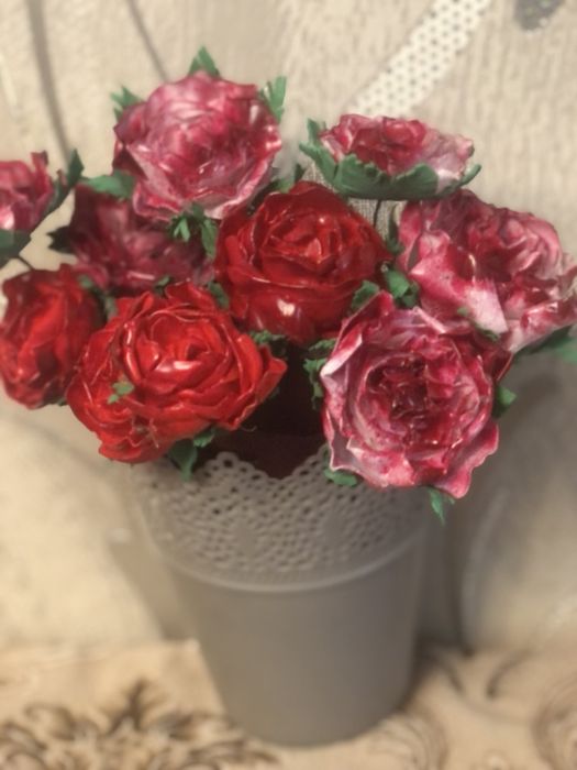 Цветы букеты корзины из пластика