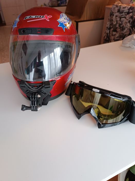 Продаётся мотошлем и очки.