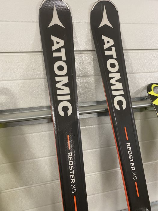 Vand schiuri ATOMIC REDSTER X5 împreuna cu bețe ATOMIC Vatra Dornei ...