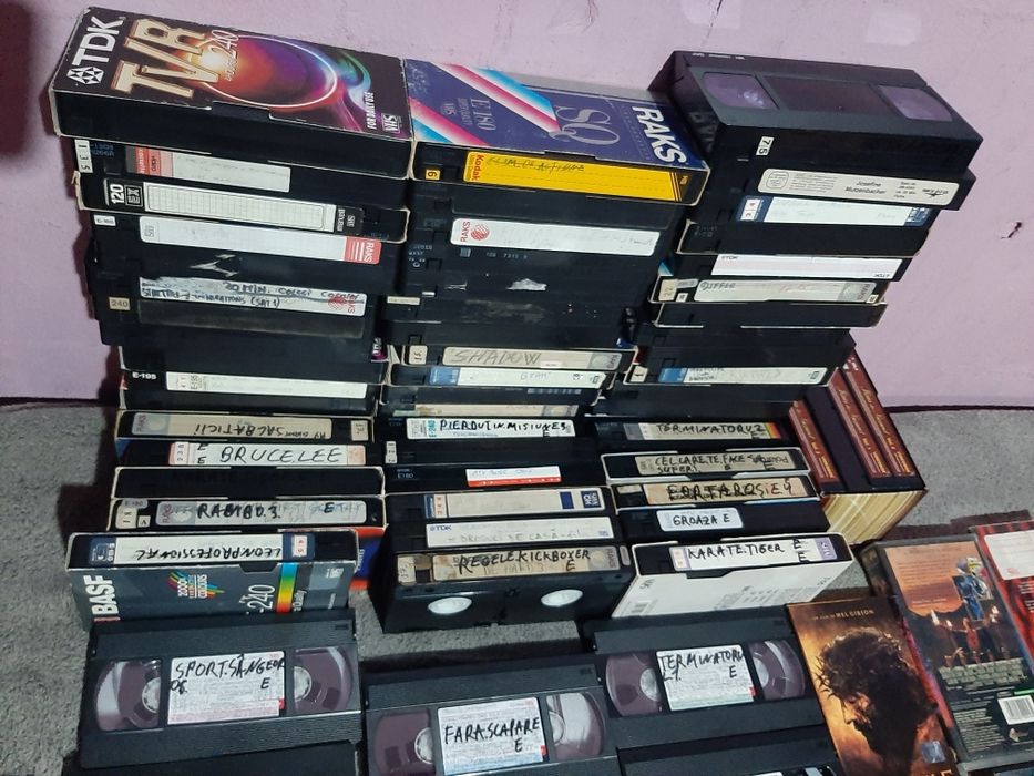 Vând casete video filme i în stare bun în română