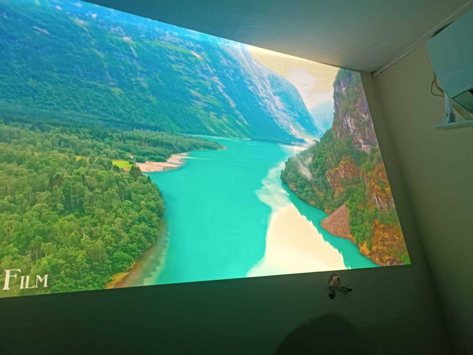 Проектор Epson TW5300 - Домашно кино и Гейминг FULL HD + Екран