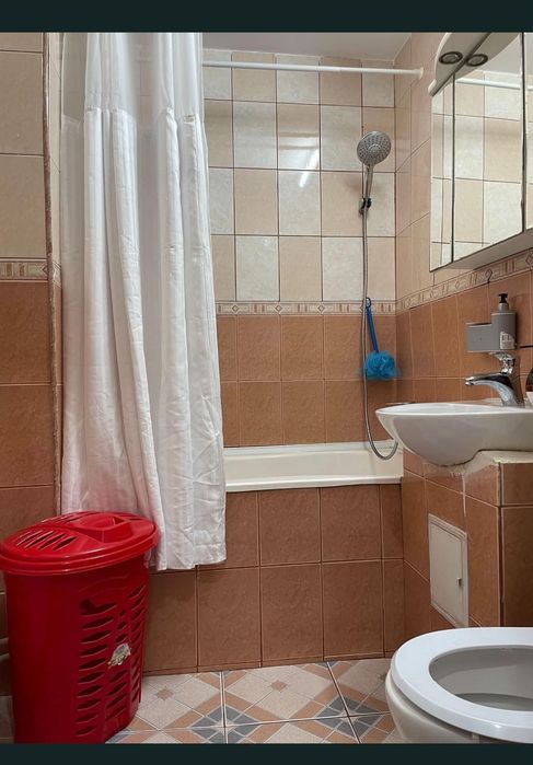 Închiriez apartament 3 camere