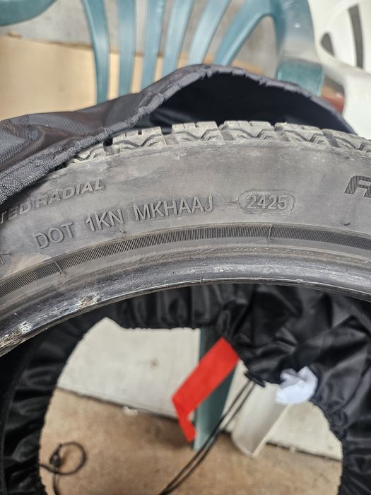 Продавам 2бр всесезони гуми 235 40 18