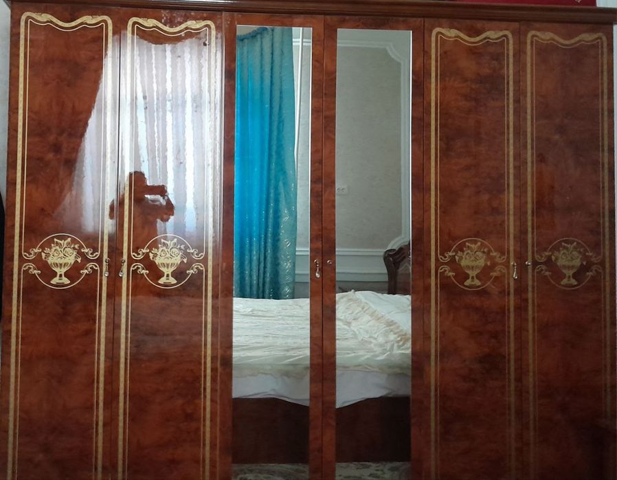 Продам спальни гарнитур и стенка, камот