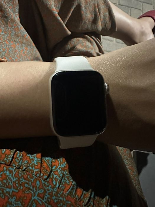 Продам Apple Watch Se