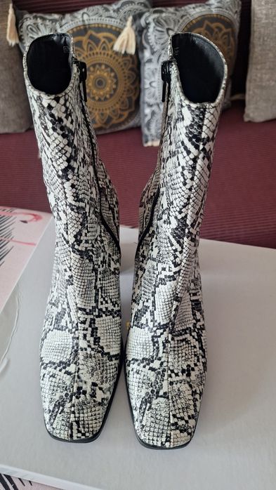 Ghetuţe imitaţie piele de şarpe