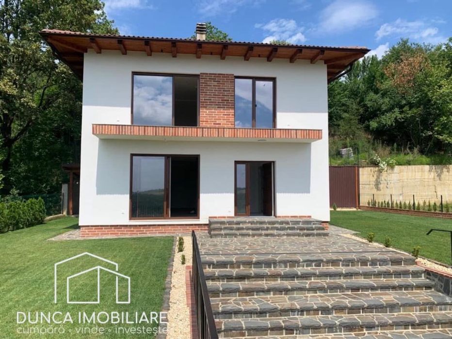 Casă finisată 130 mp+ anexă 35 mp+ 2 garaje mari+ 500 mp teren