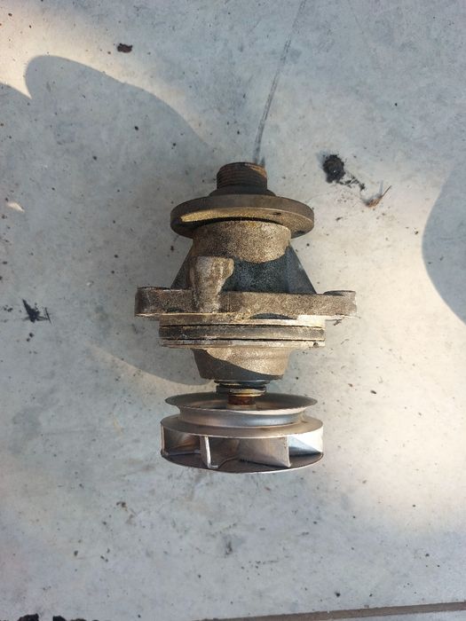 Водна помпа Бмв bmw e90 е92 е91 320d 177кс  n47