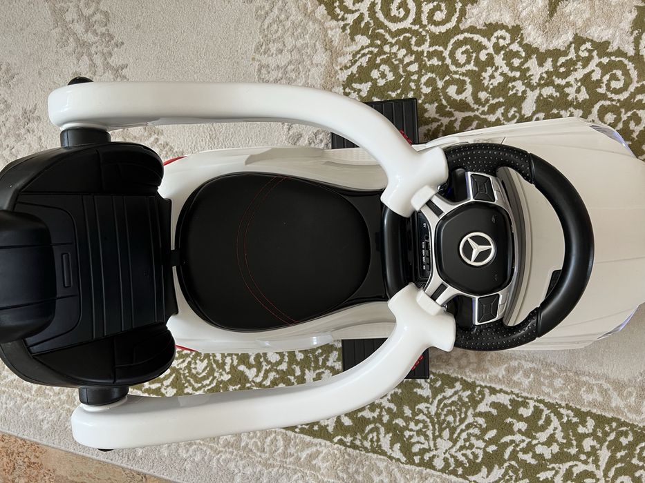 Машинка толокар с родительской ручкой