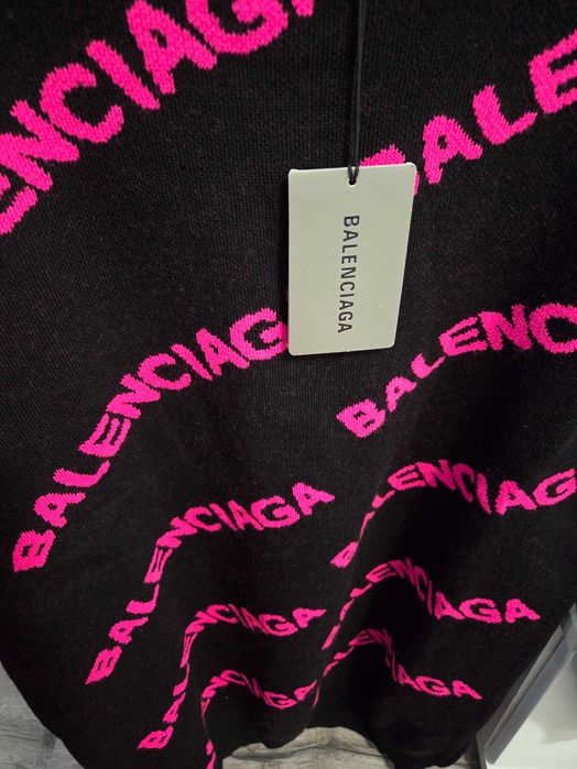 Balenciaga пуловер.Нов