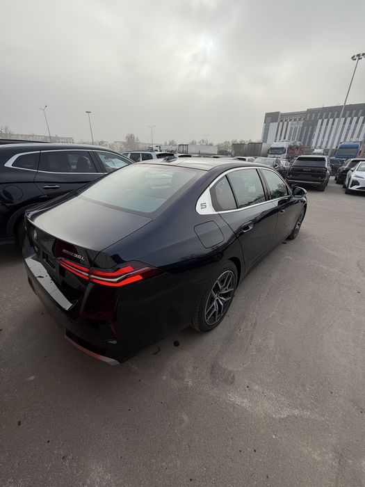 BMW i5 40L M sport
