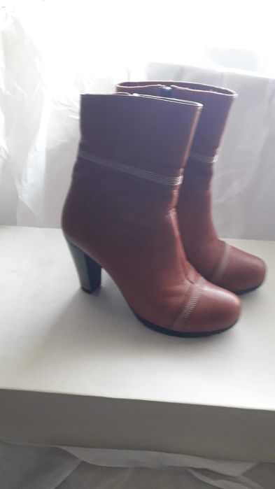 Продавам Дамски боти обувани два пъти в отлично състояние.
