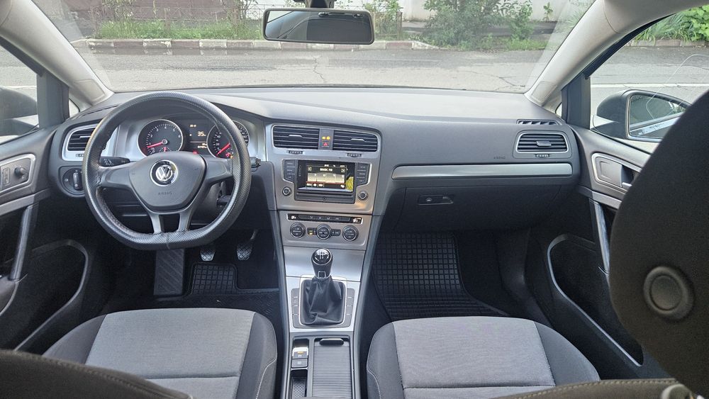 // Volkswagen Golf . An 2014 . Motor 1.2  .  Euro 5 //